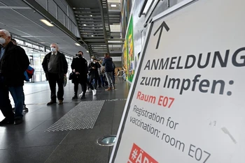 Người dân xếp hàng chờ tiêm chủng tại Đức. (Ảnh: Reuters)