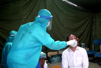 Cơ quan y tế tiến hành xét nghiệm nhanh SARS-CoV-2 cho người dân huyện đảo Phú Quý. 