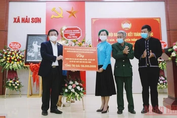 Đồng chí Nguyễn Xuân Thắng tặng quà cho nhân dân và cán bộ thôn Pò Hèn, xã Hải Sơn, thành phố Móng Cái .