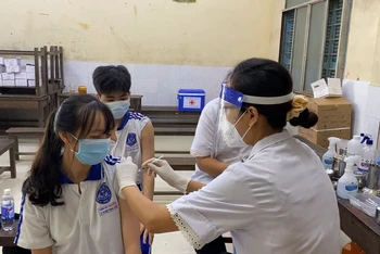 Các học sinh lớp 12 ở Long Xuyên tiêm vaccine Pfizer.