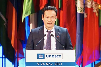 Tổng Thư ký Ủy ban Quốc gia UNESCO Việt Nam phát biểu tại Kỳ họp Đại Hội đồng UNESCO lần thứ 41.