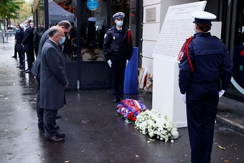 Thủ tướng Pháp Jean Castex tại lễ tưởng niệm các nạn nhân vụ khủng bố 2015. (Ảnh: Reuters)