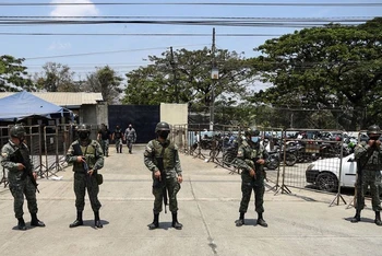 Quân đội được huy động để hỗ trợ bảo đảm an ninh bên ngoài nhà tù Penitenciaria del Litoral, sau 1 vụ bạo loạn xảy ra tại đây cuối tháng 9 vừa qua. (Ảnh: Reuters)