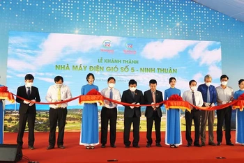 Đồng chí Nguyễn Chí Dũng (thứ bảy từ bên phải ảnh), Ủy viên Trung ương Đảng, Bộ trưởng Kế hoạch và Đầu tư cùng lãnh đạo tỉnh Ninh Thuận và nhà đầu tư cắt băng khánh thành dự án.