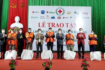 Nguyên Chủ tịch nước Trương Tấn Sang cùng lãnh đạo Trung ương Hội Chữ thập đỏ Việt Nam, tỉnh Nghệ An và nhà tài trợ trao tặng áo phao cho ngư dân Cửa Lò. 