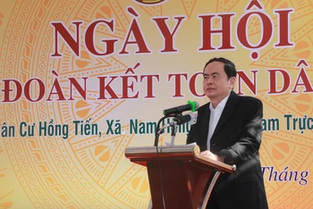 Phó Chủ tịch Thường trực Quốc hội Trần Thanh Mẫn phát biểu ý kiến tại Ngày hội Đại đoàn kết toàn dân tộc ở xóm Hồng Tiến.