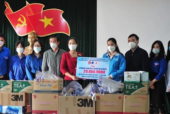 Hỗ trợ vật phẩm thiết yếu cho sinh viên Cao đẳng Y tế Thái Bình làm nhiệm vụ chống dịch tại cộng đồng.