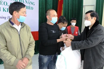 Nguyên Chủ tịch nước Trương Tấn Sang trao tặng áo phao đa năng cho ngư dân xã Quảng Nham, huyện Quảng Xương.
