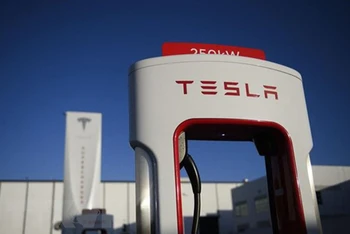 Biểu tượng Tesla tại một trạm sạc điện của hãng ở Hawthorne, California. (Ảnh: TTXVN)