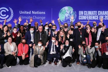 Các đại biểu chụp ảnh chung khi kết thúc Hội nghị khí hậu COP26. (Ảnh: Reuters)