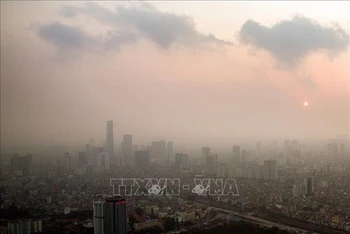 Nhìn từ trên cao Hà Nội mù mịt trong những ngày chỉ số ô nhiễm không khí cao kỷ lục. Ảnh: TTXVN