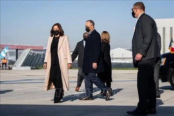 Phó Tổng thống Mỹ Kamala Harris (trái) tới sân bay Paris-Orly ở gần Paris, bắt đầu chuyến công du Pháp ngày 9/11. Ảnh: AFP/TTXVN
