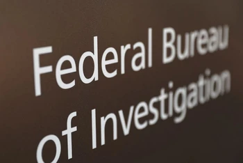 Biển hiệu của Cục Điều tra Liên bang Mỹ bên ngoài Tòa nhà của FBI ở Washington, Mỹ. Ảnh: Reuters.
