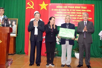 Đồng chí Phan Đình Trạc trao quà tặng Tổ dân phố 3 Phan Chu Trinh, phường 9, thành phố Đà Lạt. (Ảnh: MAI VĂN BẢO)