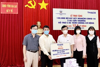 Đại diện THACO trao bảng tượng trưng hỗ trợ cho tỉnh Gia Lai. (Ảnh: Như Nguyện)