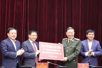 Bộ trưởng Tô Lâm trao hỗ trợ trang thiết bị giúp Điện Biên có thêm điều kiện phòng, chống dịch Covid-19.
