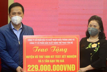 Trao 1.000 kít xét nghiệm Covid-19 và 5 tấn gạo trị giá 229 triệu đồng cho huyện Vũ Thư.