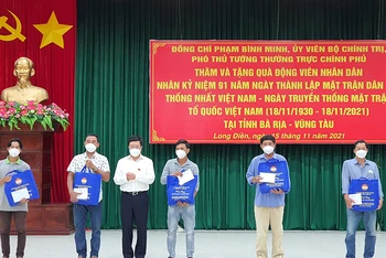Phó Thủ tướng Thường trực Phạm Bình Minh tặng quà động viên các gia đình có người thân bị mất do dịch Covid- 19 trên địa bàn huyện Long Điền (Bà Rịa-Vũng Tàu).