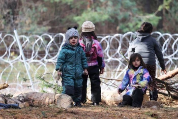 Trẻ em di cư ở khu vực Grodno của Belarus, giáp biên giới Ba Lan. (Ảnh: Reuters)