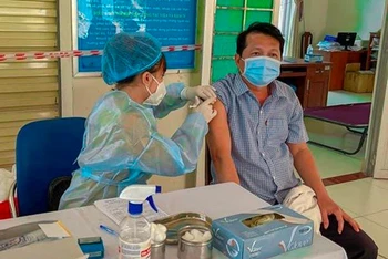 Tỉnh Bến Tre tập trung tiêm vaccine phòng Covid-19 cho người dân.