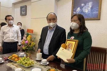 Chủ tịch nước Nguyễn Xuân Phúc thăm hỏi, chúc mừng Nhà giáo ưu tú Triệu Thị Huệ nhân Ngày Nhà giáo Việt Nam.
