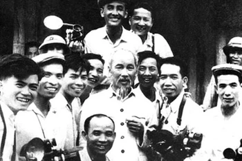 Chủ tịch Hồ Chí Minh và các nghệ sĩ nhiếp ảnh. (Ảnh tư liệu)