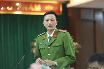 Thiếu tá Hoàng Văn Dũng Phó Giám đốc Trung tâm dữ liệu quốc gia về dân cư (C06, Bộ Công an) đưa ra một số khuyến cáo cho người dân khi đi xem bóng đá tại sân vận động.