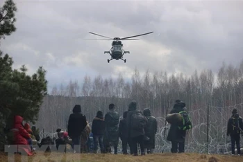 Máy bay tuần tra khi người di cư tập trung tại vùng Grodno, khu vực biên giới giữa Belarus với Ba Lan, ngày 8/11/2021. (Ảnh: AFP/TTXVN)