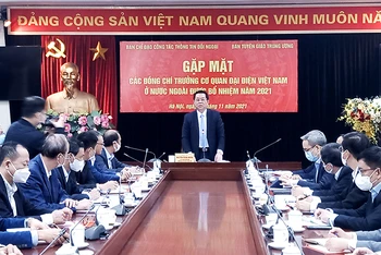 Đồng chí Nguyễn Trọng Nghĩa, Bí thư Trung ương Đảng, Trưởng Ban Tuyên giáo Trung ương phát biểu chỉ đạo tại buổi gặp mặt.