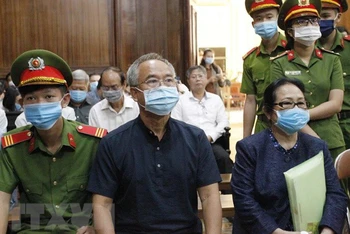 Bị cáo Nguyễn Thành Tài (trái), nguyên Phó Chủ tịch UBND TP Hồ Chí Minh và bị cáo Dương Thị Bạch Diệp (phải), Giám đốc Công ty TNHH Bất động sản Diệp Bạch Dương tại phiên tòa ngày 15/3 vừa qua. (Ảnh: TTXVN)