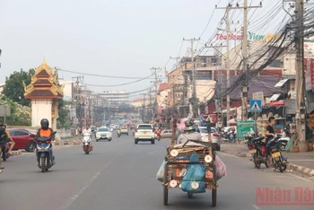Hơn 1 tháng qua, số ca Covid-19 tại Lào tăng cao, tuy nhiên đường phố vẫn đông đúc người tham gia giao thông. (Ảnh: Xuân Sơn)