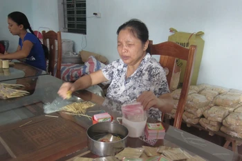 Hội viên nữ làm tăm tre tại cơ sở sản xuất của Hội Người mù huyện Thanh Hà (Hải Dương).