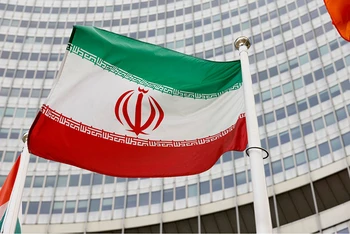 Quốc kỳ Iran trước trụ sở Cơ quan Năng lượng nguyên tử quốc tế (IAEA) ở Vienna, Áo. (Ảnh: Reuters)