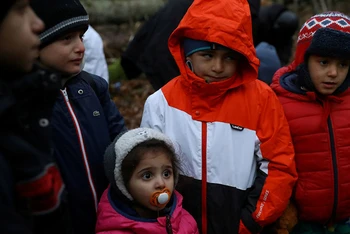 Trẻ em trong một đoàn người di cư tập trung tại một khu rừng gần biên giới Ba Lan - Belarus. (Ảnh Reuters)