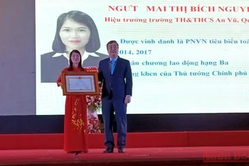 Bí thư Tỉnh ủy Thái Bình Ngô Đông Hải trao danh hiệu “Nhà giáo ưu tú” cho cô giáo Mai Thị Bích Nguyện.