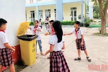 Giáo dục ý thức vệ sinh môi trường cho học sinh Trường tiểu học Tích Sơn, thành phố Vĩnh Yên. (Ảnh: HÀ HỒNG HÀ)