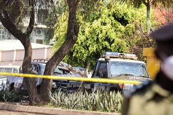 Một chiếc xe cảnh sát bị hư hỏng tại hiện trường vụ nổ ở Kampala, Uganda, ngày 16/11/2021. (Ảnh: Reuters)