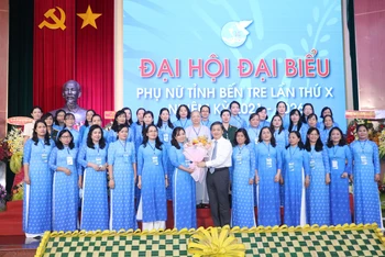Đồng chí Lê Đức Thọ, Bí thư Tỉnh ủy Bến Tre tặng hoa chúc mừng Ban Chấp hành Hội Liên hiệp phụ nữ tỉnh nhiệm kỳ 2021 - 2026.