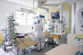 Chăm sóc bệnh nhân nhiễm Covid tại bệnh viện ở Pháp. (Ảnh: Ouest-france)