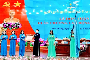 Chủ tịch Hội Liên hiệp Phụ nữ Việt Nam Hà Thị Nga trao Huân chương Lao động hạng Nhì của Chủ tịch nước tặng cán bộ, hội viên, phụ nữ thành phố Hải Phòng.