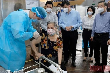 Lãnh đạo Bộ Y tế và thành phố Hà Nội kiểm tra công tác tiêm vaccine phòng Covid-19 cho người dân tại nhà thi đấu Trịnh Hoài Đức (Hà Nội).