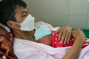 Anh Mùa A Nhìa, người dân tộc H'mông, 21 tuổi, thực hiện phương pháp da kề da với con trai sinh non tại phòng Kangaroo, Bệnh viện đa khoa tỉnh Điện Biên.