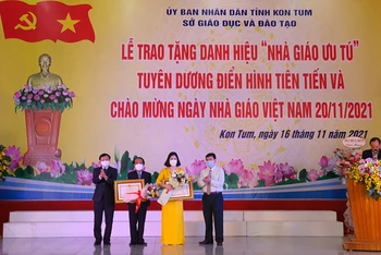 Lãnh đạo tỉnh Kon Tum trao danh hiệu “Nhà giáo Ưu tú” cho hai thầy, cô giáo.