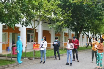 Chiều 15/11, Bệnh viện Việt Nam - Thụy Điển Uông Bí trao giấy ra viện cho các bệnh nhân Covid-19 được điều trị khỏi bệnh.