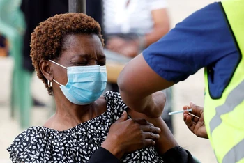 Người phụ nữ được tiêm vaccine AstraZeneca/Oxford do Chính phủ Anh tài trợ, tại Nairobi, Kenya, tháng 8/2021. (Ảnh: Reuters)