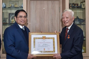 Thủ tướng Phạm Minh Chính trao Huy hiệu 60 năm tuổi Đảng tặng đồng chí Vũ Khoan. (Ảnh: NHẬT BẮC)