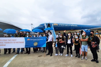 Các du khách quốc tế đầu tiên tới Việt Nam sau gần 2 năm gián đoạn vì Covid-19 (Ảnh: CTV)