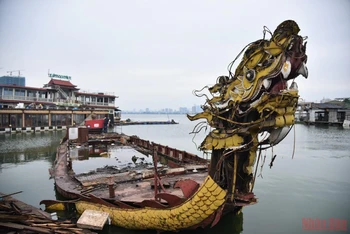 Du thuyền, nhà hàng nổi hoang phế nhiều năm ở hồ Tây được tháo dỡ