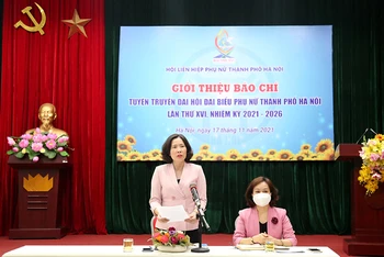 Chủ tịch Hội Liên hiệp Phụ nữ thành phố Hà Nội Lê Kim Anh phát biểu ý kiến tại buổi họp báo. 