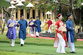 Trình diễn áo dài truyền thống xứ Huế tại “Ngày Văn hóa các dân tộc Việt Nam” năm 2021. Ảnh: ĐĂNG KHOA